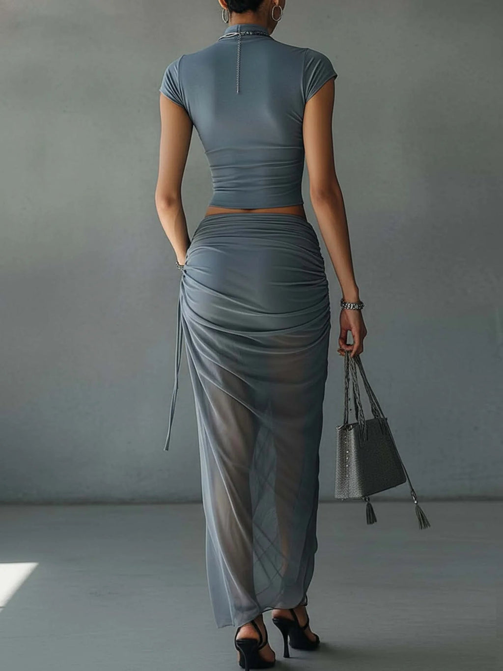 Wells & Monroe Blauwe Cropped T-Shirt En Mesh Draped Rok Set