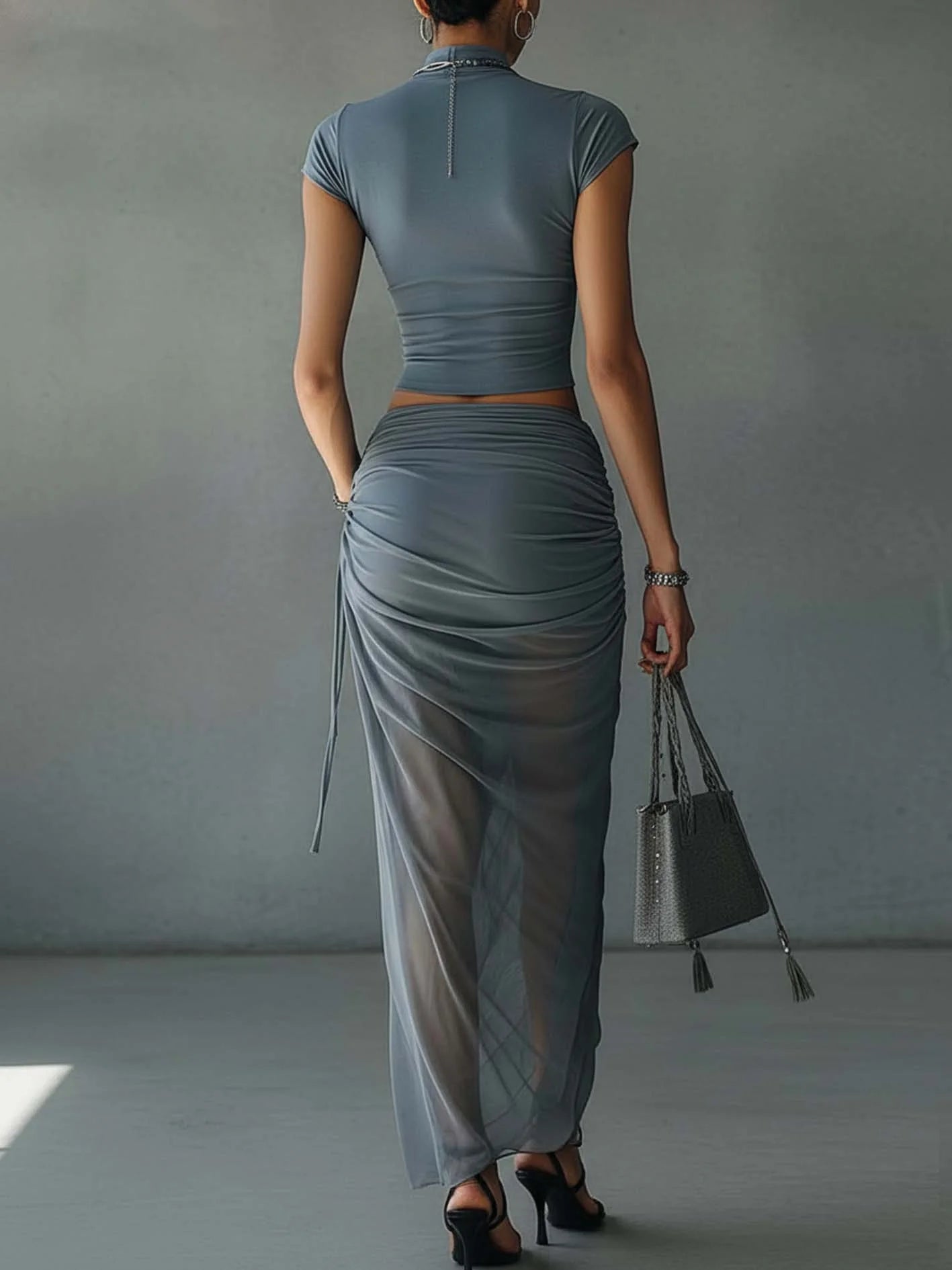 Wells & Monroe Blauwe Cropped T-Shirt En Mesh Draped Rok Set